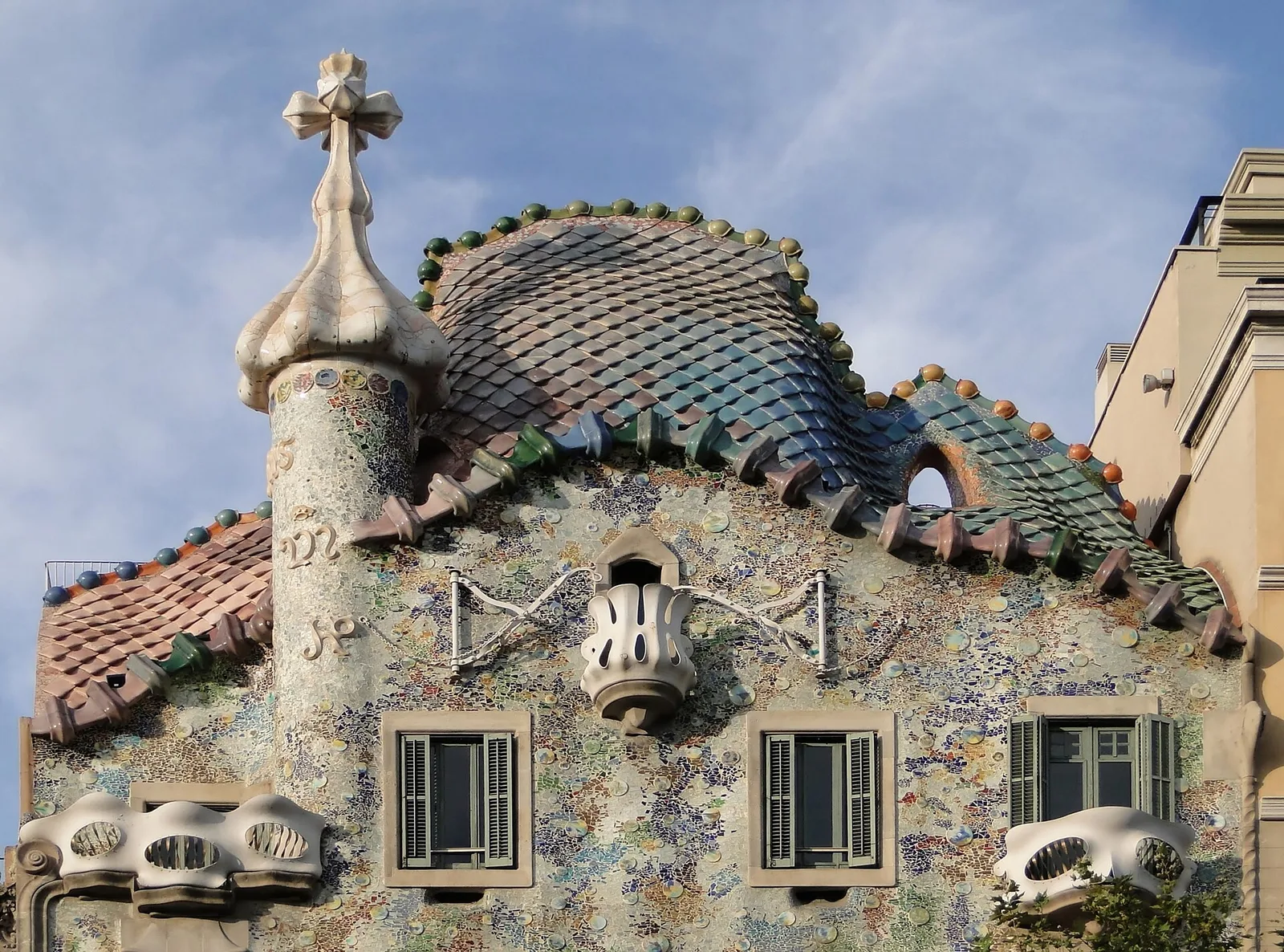 Parte superior de la fachada de Casa Batlló en Barcelona