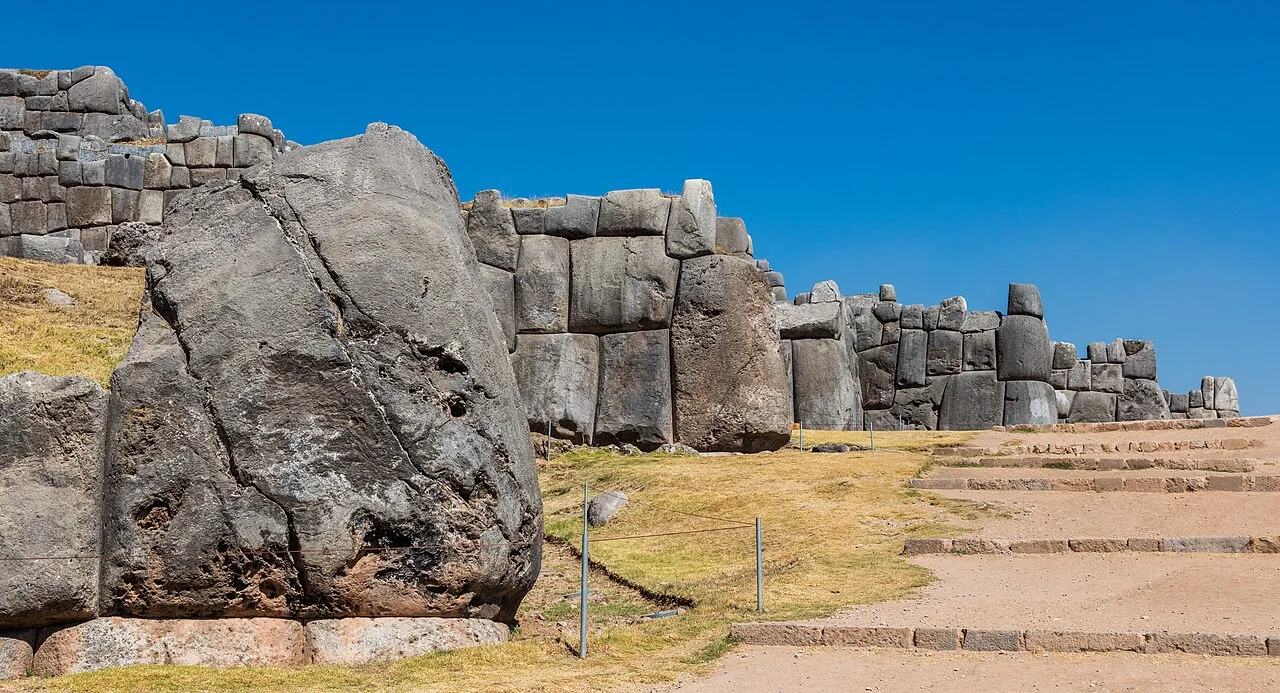 Grandes muros de piedra ensamblada de Sacsayhuamán, Cusco