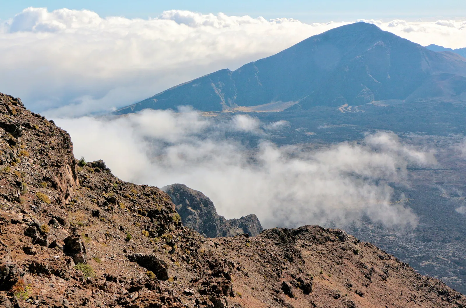Nubes sobre el paisaje volcánico de Haleakalā en Maui