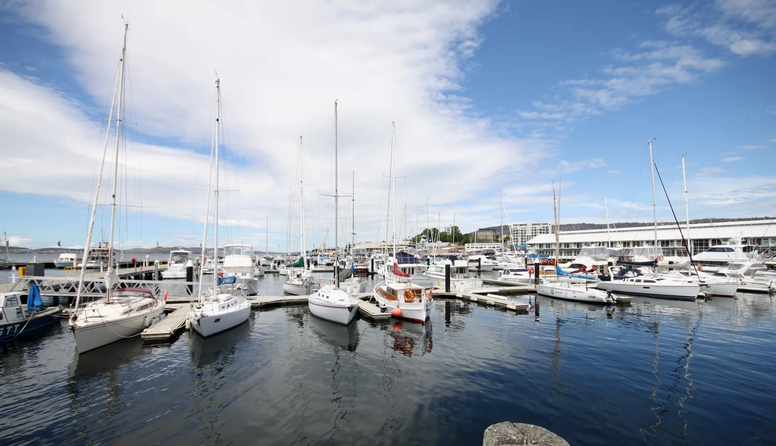 Embarcaciones en el puerto de Hobart en una fotografía identificada como noviembre de 2011