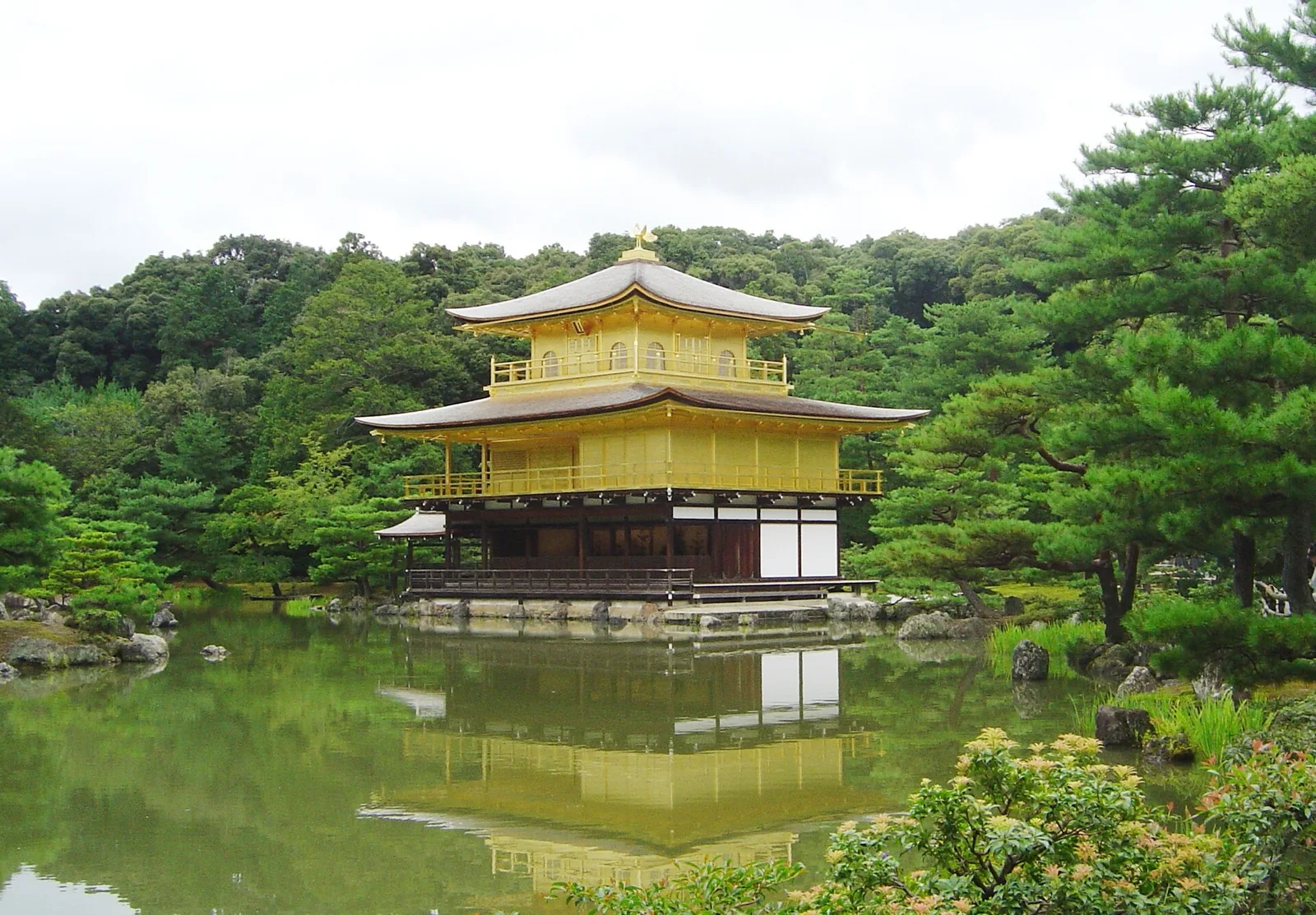 Pabellón Dorado de Kinkaku-ji reflejado en su estanque, foto histórica retocada por su autor