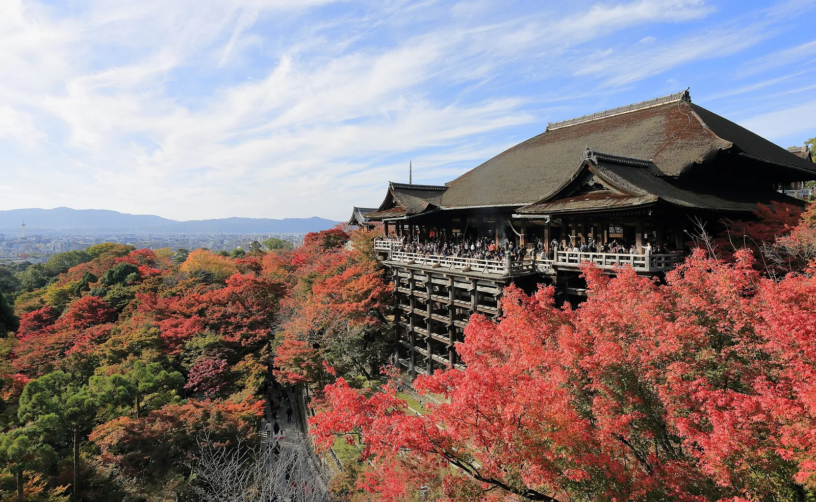 Templo Kiyomizu-dera y follaje otoñal en Kioto, fotografiados en 2016