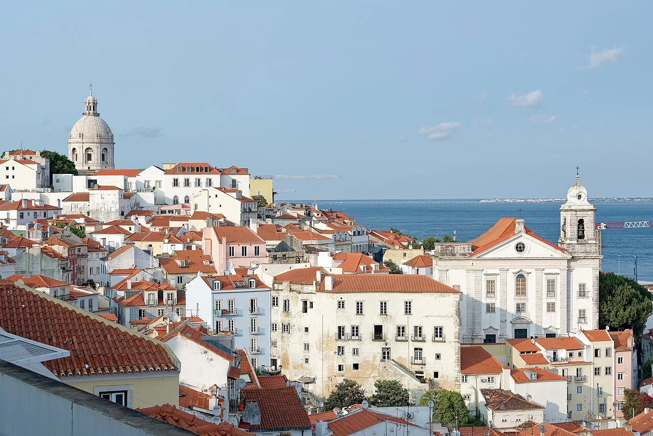 Tejados de Alfama desde el mirador de Santa Luzia en Lisboa