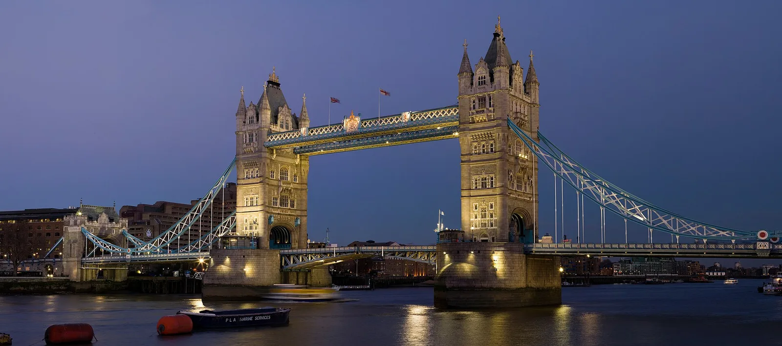 Tower Bridge sobre el Támesis al anochecer, febrero de 2006