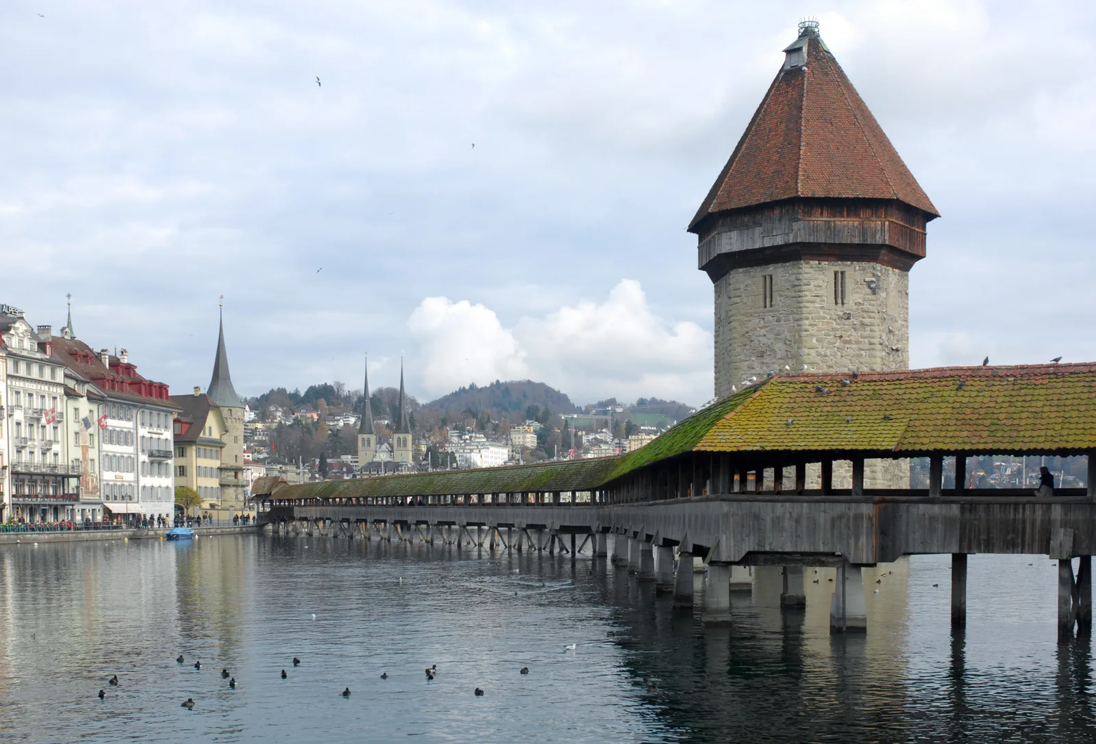 Puente de la Capilla y torre sobre el río Reuss en Lucerna, fotografía de 2010