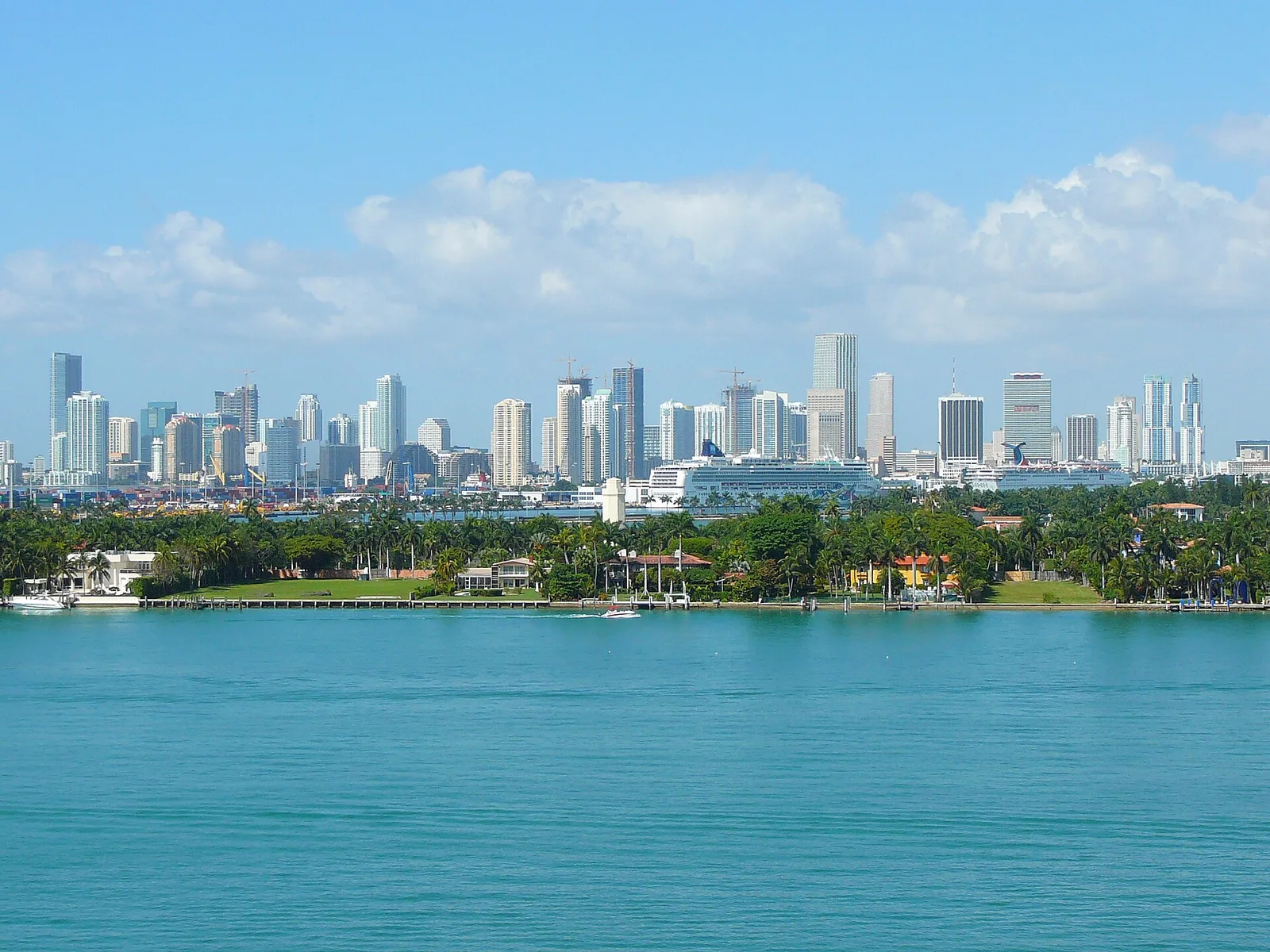 Vista histórica del centro de Miami desde South Beach, fotografiada en 2008