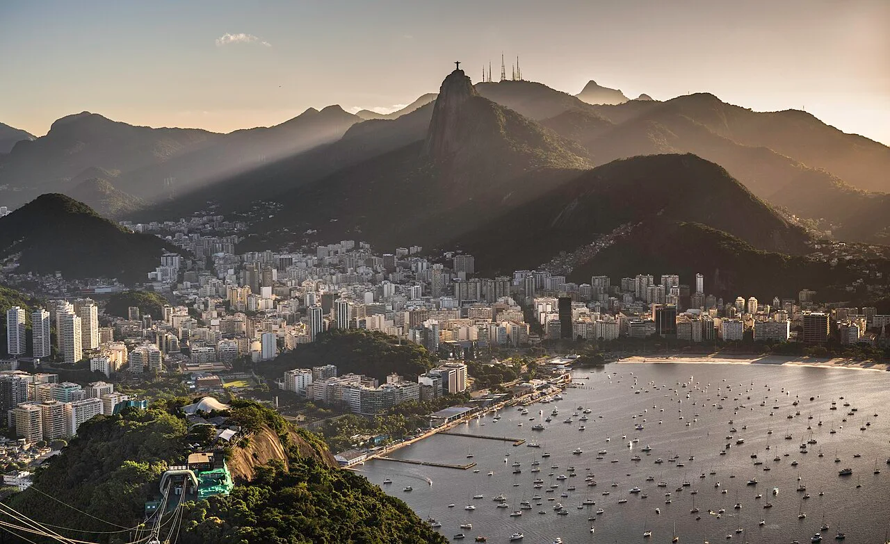 Bahía, edificios y montañas de Río de Janeiro al atardecer