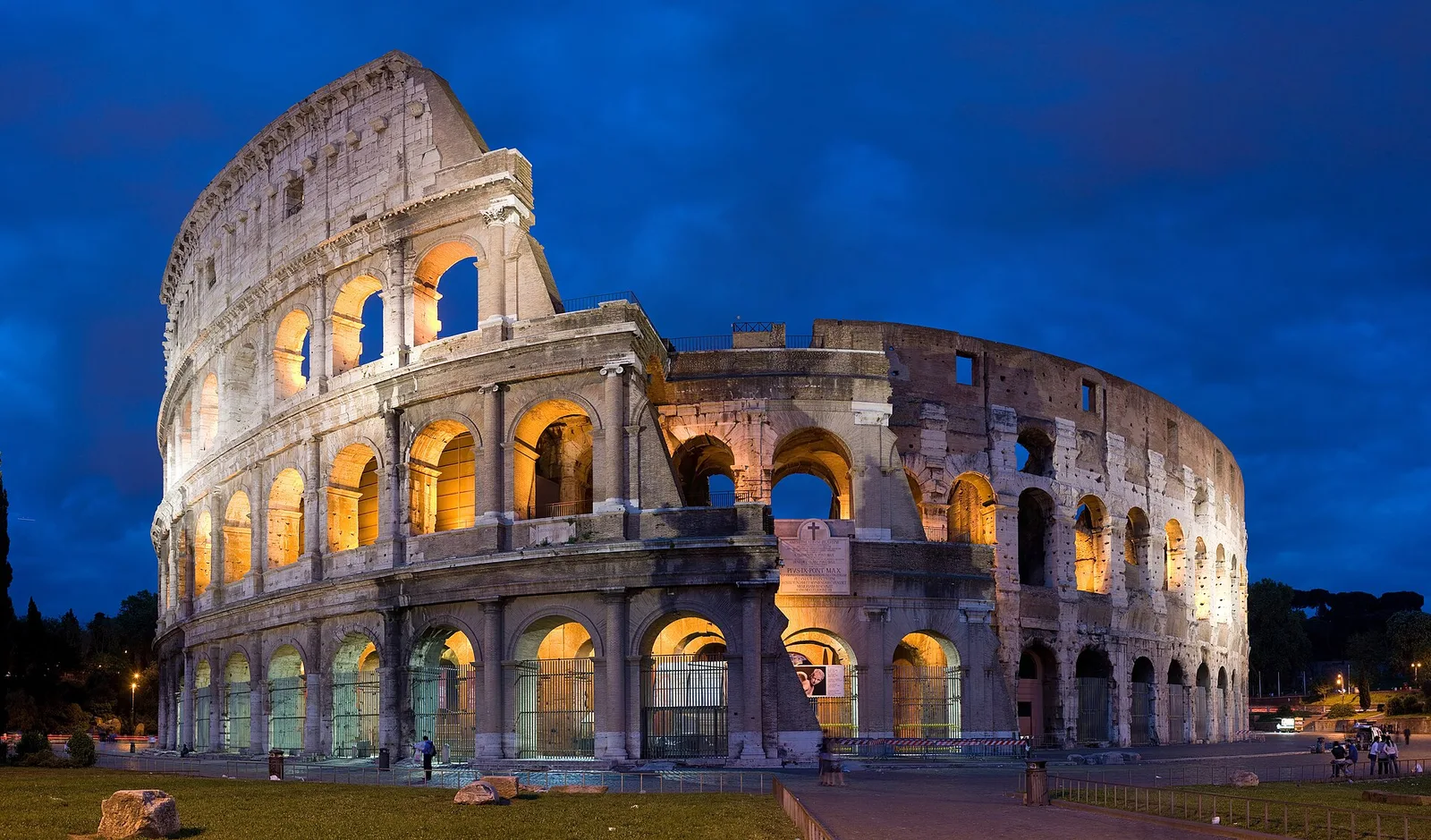 Exterior del Coliseo de Roma al anochecer, abril de 2007