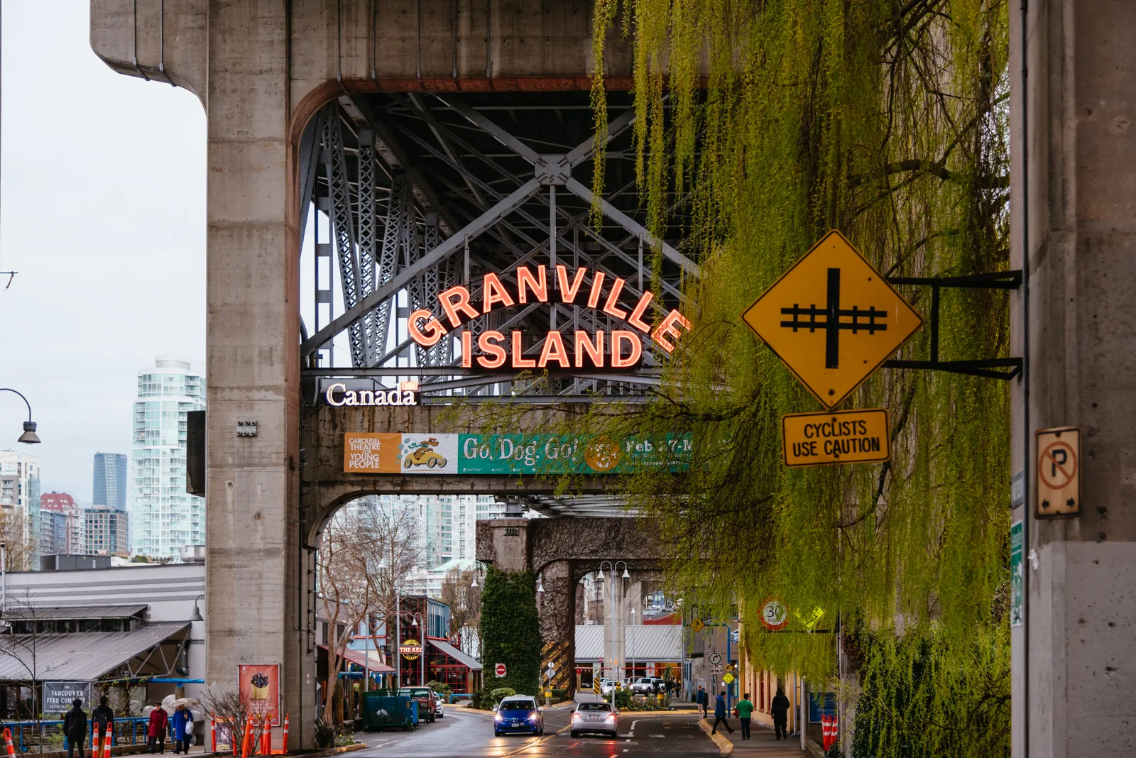 Entrada de Granville Island bajo el puente de Granville en Vancouver, 2016